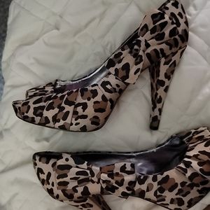 Leopard heels with a bow on the side
